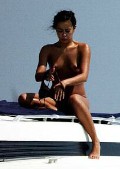 Beatriz Luengo nude in Topless sunbathing