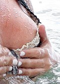 Elisha Cuthbert in bikin