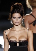 Isabeli Fontana  nude in catwalk oops