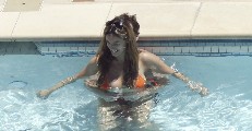 Kelly Brook in bikini