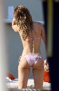 Mena Suvari in bikini