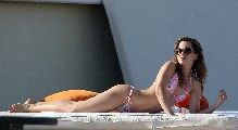 Mena Suvari in bikini
