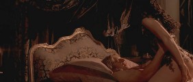 Monica Bellucci nude in Le pacte des loups