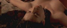 Monica Bellucci nude in Le pacte des loups