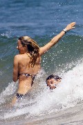 Téa Leoni in bikini