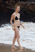 Yvonne Strahovski in bikini