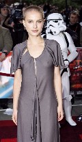 750x768, 80 KB, Natalie_Portman-star_wars_3_premiere-001.jpg