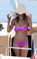 824x768, 72 KB, Avril_Lavigne_nip_slip_2011-06-_St-Tropez-01.jpg