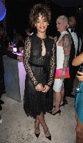 592x768, 93 KB, Rihanna_ny_partys-2011-12-01.jpg