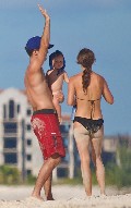 642x768, 70 KB, Natalie_Portman_and_her_family_at_the_beach_in_Turks_and_Caicos_Islands_September_5_01.jpg