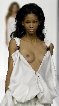 609x768, 70 KB, chanel_iman_catwalk_oops-01.jpg