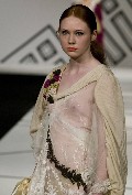809x768, 82 KB, Karen_Gillan-Graduate_Fashion_Show_2007-01.jpg
