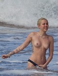 918x768, 100 KB, Miley_Cyrus_Topless_in_Hawaii_on_January_19_2015-03.jpg