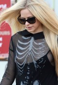 819x768, 124 KB, Avril_Lavigne_out_in_Beverly_Hills_22_10_2015-01.jpg