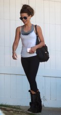 636x768, 51 KB, Kate_Beckinsale_swaty_leaving_a_gym_-02.jpg