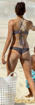 401x768, 52 KB, Nina_Dobrev__in_a_bikini_on_a_Beach_in_Brazil.jpg
