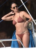 873x768, 72 KB, Natalie_Imbruglia_bikini_on_a_boat_on_vacation_in_Sicily_-01.jpg