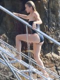 900x768, 185 KB, Ashley_Olsen_hot_ass_in_sexy_swimsuit_in_Antibes_France-01.jpg