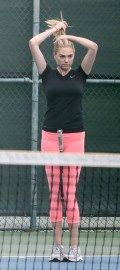 532x768, 61 KB, Kate_Upton_playing_tennis_in_Santa_Monica-01.jpg