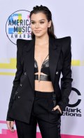 734x768, 59 KB, Hailee_Steinfeld_attending_2017_American_Music_Awards_in_LA_-01.jpg