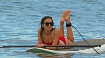 1024x768, 135 KB, Hailee_Steinfeld_paddleboarding_in_Hawaii-01.jpg