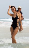 736x768, 56 KB, Victoria_Justice__in_a_swimsuit_at_a_beach_in_Cancun.jpg