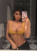 864x768, 56 KB, Kylie_Jenner_bra-01.jpg