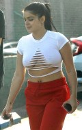 755x768, 92 KB, Ariel_Winter_wearing_a_revealing_shirt_in_Sherman_Oaks_California-01.jpg