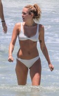 735x768, 75 KB, Miley_Cyrus_on_the_beach_in_Byron_Bay_Australia-01.jpg