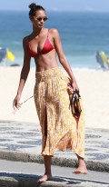 698x768, 85 KB, Lais_Ribeiro__on_Ipanema_Beach_in_Rio_de_Janeiro.jpg