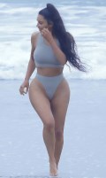 713x768, 55 KB, Kim_Kardashian_on_the_beach_in_Los_Angeles-01.jpg