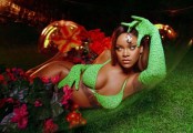 949x653, 155 KB, Rihanna_posing_for_Savage_x_Fenty_2018_Fal_Winter_collection.jpg