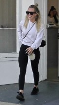 680x768, 60 KB, Hilary_Duff_leaving_a_nail_salon_in_Studio_City.jpg