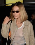 924x768, 96 KB, Bella_Hadid_see_through_2019-09-01a.jpg