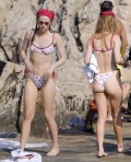 962x768, 119 KB, Suki_Waterhouse_in_a_bikini_on_the_beach_in_Saint_Jean_Cap_Ferat_France_.jpg
