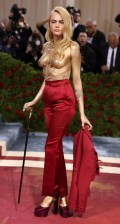 641x768, 70 KB, Cara_Delevingne_Met_Gala_in_gold_paint_-01.jpg