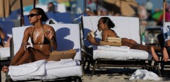 1024x768, 112 KB, Karrueche_Tran_in_a_skimpy_black_bikini_in_Miami_Beach_.jpg