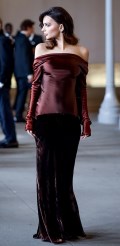 584x768, 46 KB, Emily_Ratajkowski_LACMA_Art_Film_Gala_in_LA_1.jpg