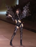 922x768, 78 KB, Lalisa_Manoban_performing_at_Victorias_Secret_Fashion_Show_1.jpg