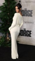 698x768, 70 KB, Gizele_Oliveira_The_Gorge_Premiere_Los_Angeles_California_1.jpg