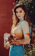 745x768, 96 KB, Hailee_Steinfeld_Angel_Margarita_2025_1.jpg