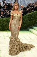 791x768, 133 KB, Tate_McRae_at_2026_Met_Gala_in_New_York_05-04-2026_1.jpg