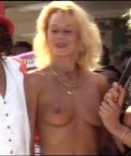 Bea Fiedler nude in Blu elettrico