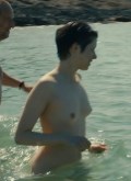 Daphne Patakia nude in Sur la branche