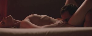 Freya Mavor nude in La dame dans l'auto avec des lunettes et un fusil