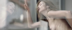 Stefania Rocca nude in L'envahisseur