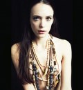 Stacy Martin nude in La dame dans l'auto avec des lunettes et un fusil