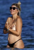 Wanda Nara nude in topless