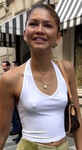 Zendaya in pokies