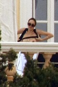 685x768, 74 KB, Angelina_Jolie_topless_2008-05-001.jpg
